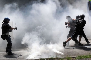 Policisté nasadili slzný plyn.